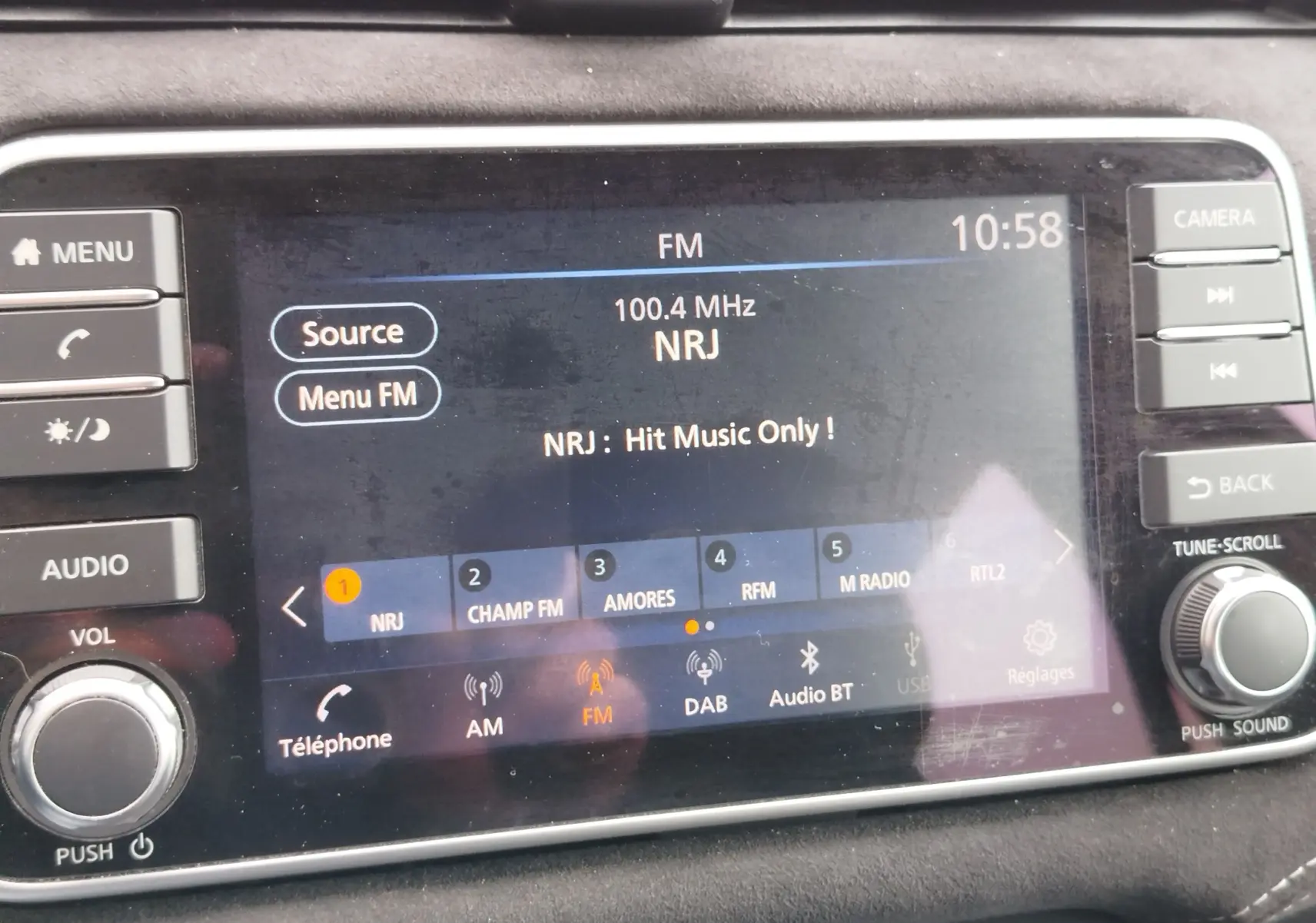 Écran tactile central de la Nissan Micra 2022 affichant la radio FM NRJ à 100,4 MHz avec commandes autour.