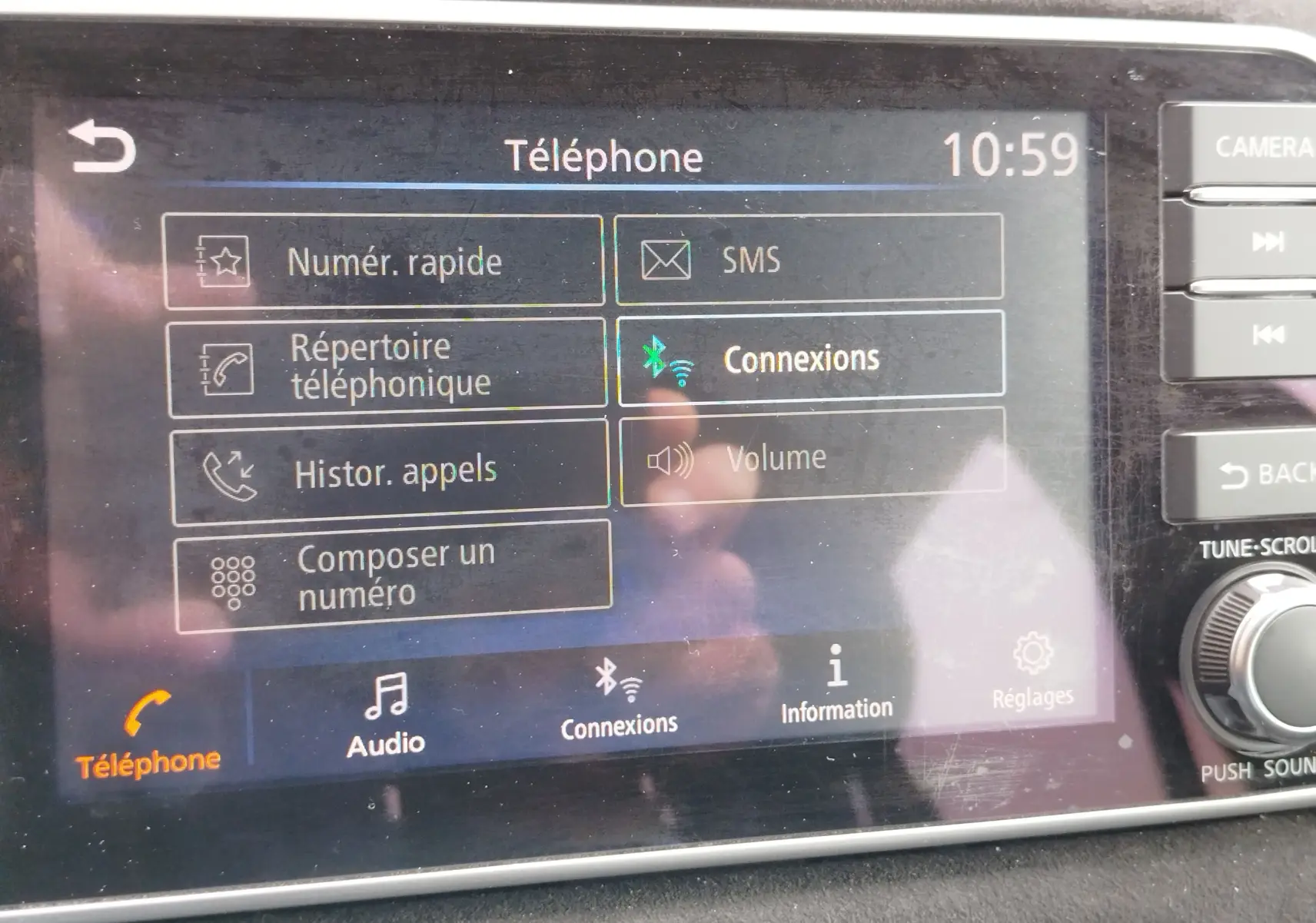 Écran tactile intérieur de la Nissan Micra 2022 affichant le menu téléphone avec options de connexion Bluetooth.