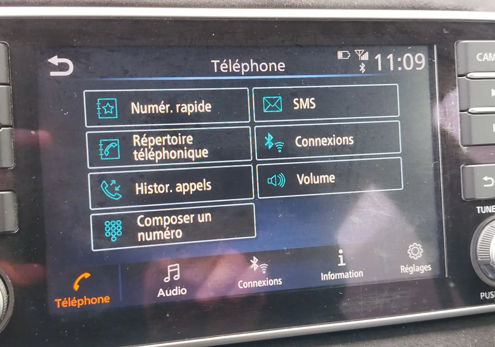 Écran tactile du système multimédia Nissan Micra 2022 affichant le menu téléphone avec options de connexion et appels.
