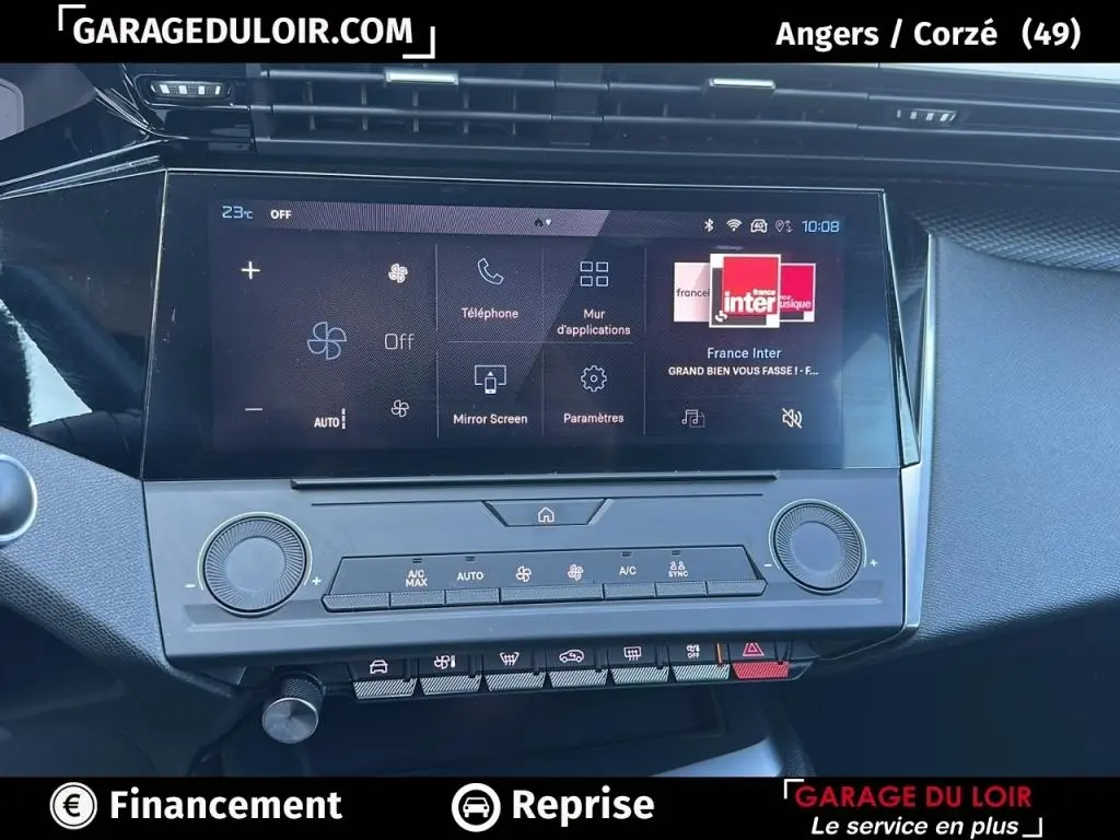 Vue rapprochée de l’écran tactile central et des commandes de climatisation du tableau de bord de la Peugeot 308 gris clair.