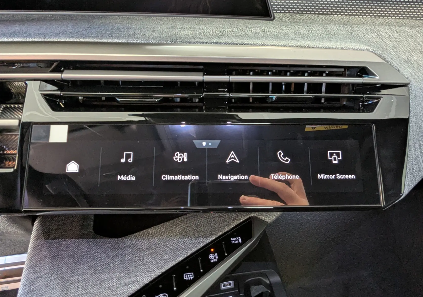 Vue rapprochée de l’écran tactile central du Peugeot 3008 2026, affichant les menus Média, Climatisation, Navigation, Téléphone et Mirror Screen.