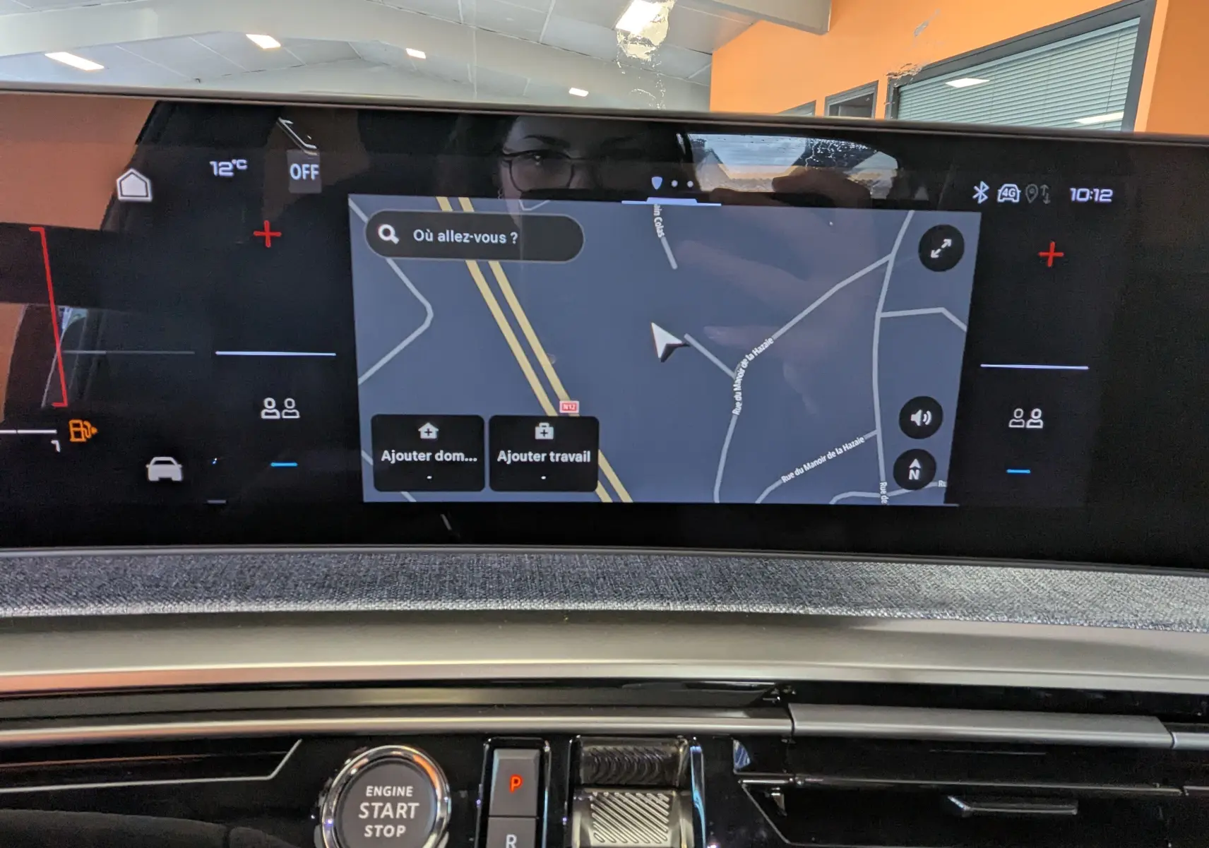 Vue rapprochée de l'écran tactile central et du tableau de bord numérique du Peugeot 3008 Hybrid 2026 avec navigation affichée.