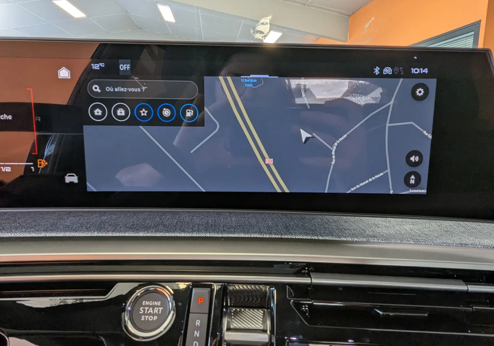 Tableau de bord du Peugeot 3008 1.2 Hybrid 145ch GT, écran tactile avec navigation et bouton start/stop visible.