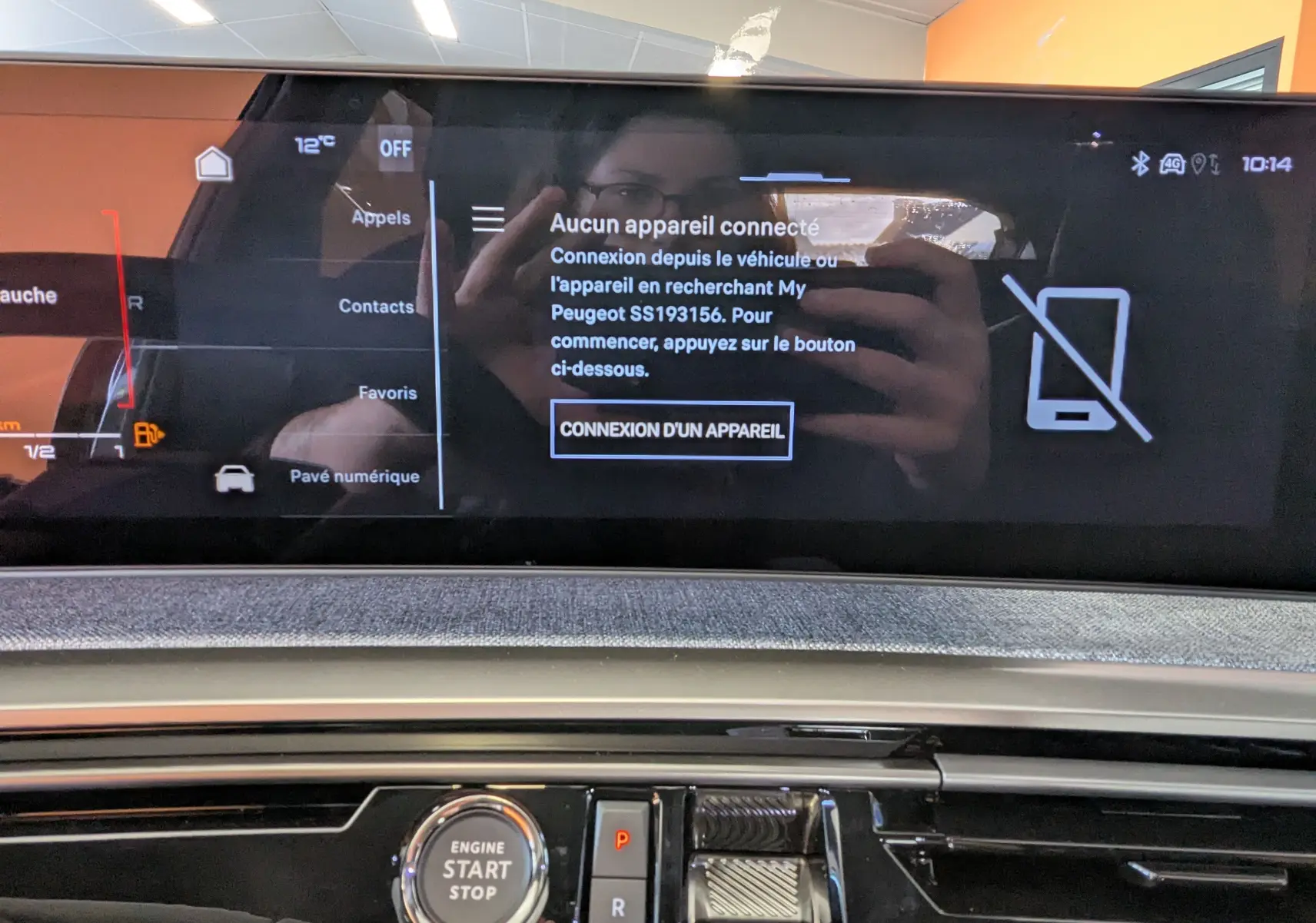 Tableau de bord numérique du Peugeot 3008 1.2 Hybrid 145ch GT, écran tactile affichant menu connecté.
