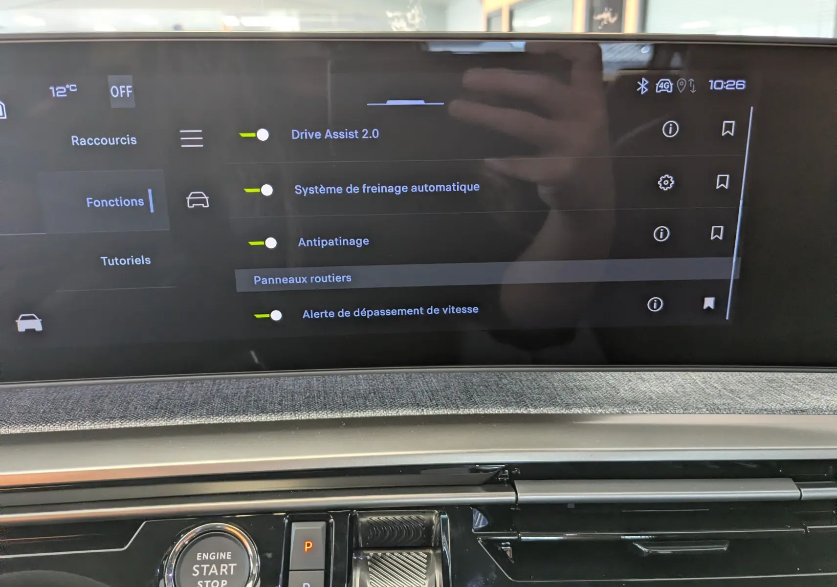 Vue rapprochée de l'écran tactile central du Peugeot 3008 2026 bleu Ingaro, affichant les options d'aide à la conduite.