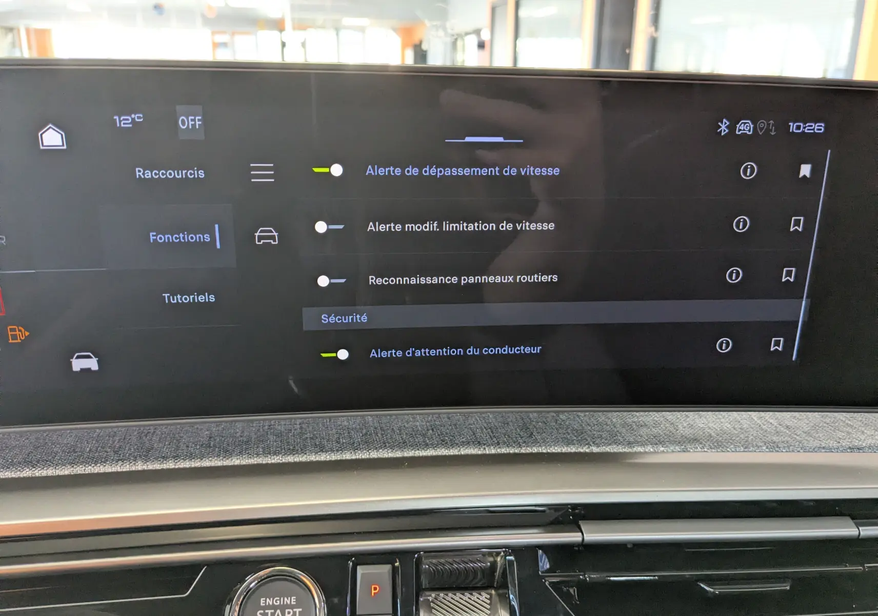 Écran tactile intérieur du Peugeot 3008 2026 montrant les réglages d'alerte de sécurité, avec bouton start/stop visible.