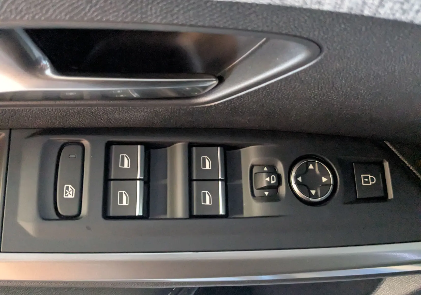 Panneau de commandes des vitres et rétroviseurs côté conducteur du Peugeot 3008 1.2 Hybrid bleu Ingaro, intérieur noir.