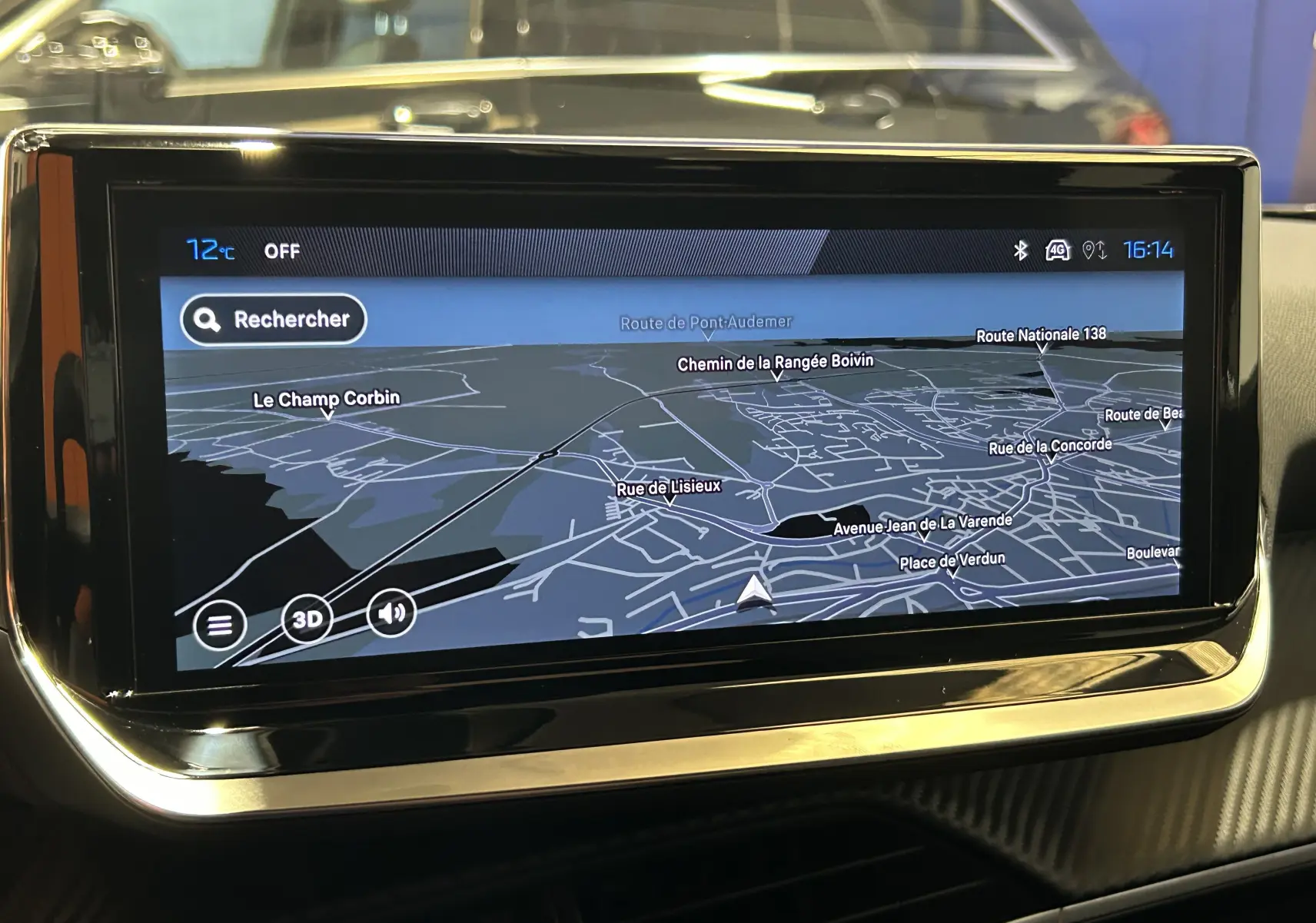 Écran tactile du système de navigation Peugeot 2008 II Ph.2 Allure Hybrid 145 affichant une carte en 3D.