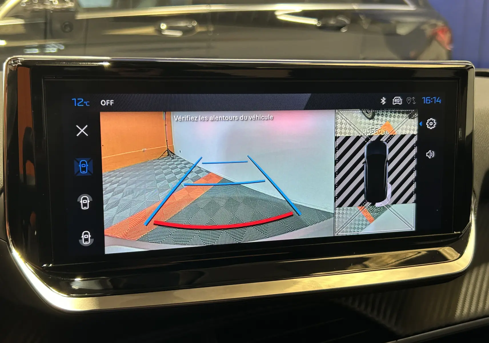 Écran tactile du système de caméra 360 affichant la vue arrière et la vision aérienne du Peugeot 2008 gris Selenium.