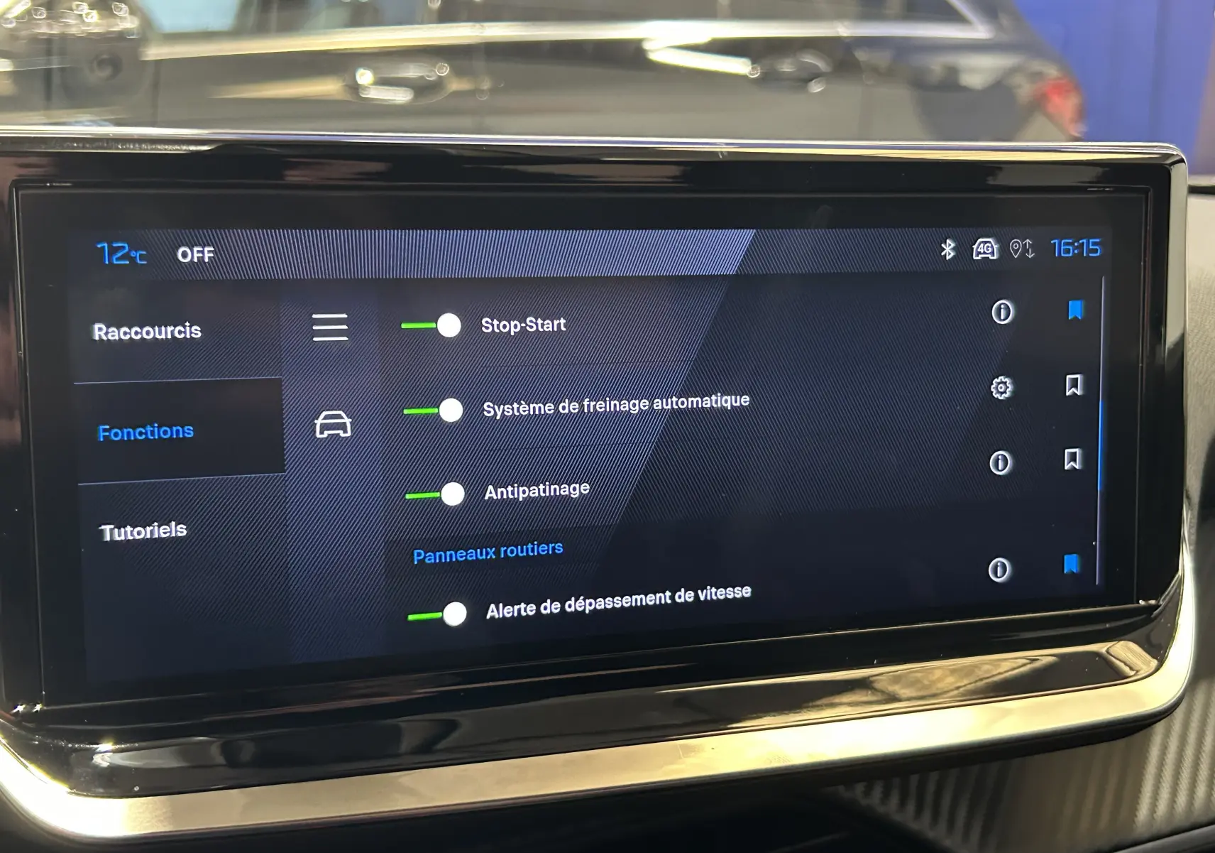 Écran tactile central du Peugeot 2008 gris Selenium affichant les réglages d’aides à la conduite en intérieur.