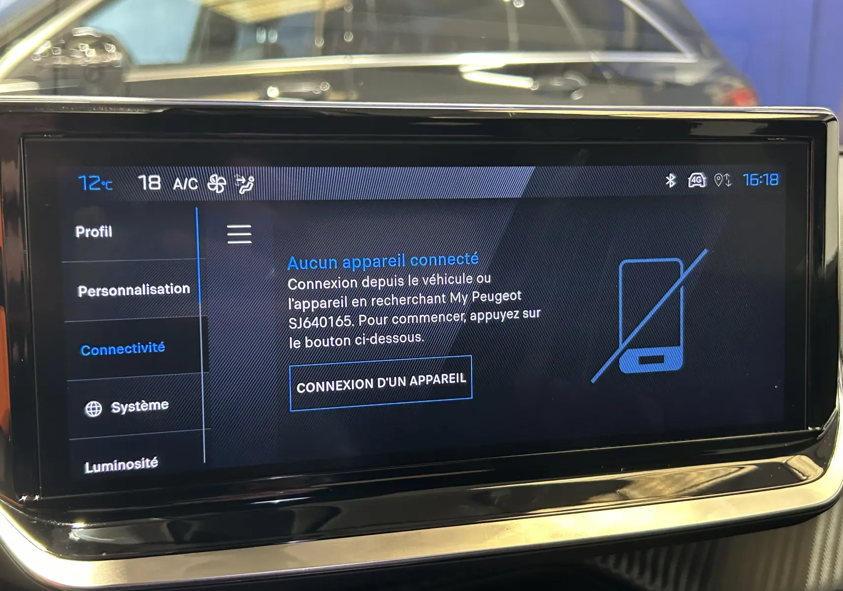 Écran tactile intérieur du Peugeot 2008 II Ph.2 Allure Hybrid 145 affichant le menu connectivité, ambiance moderne.