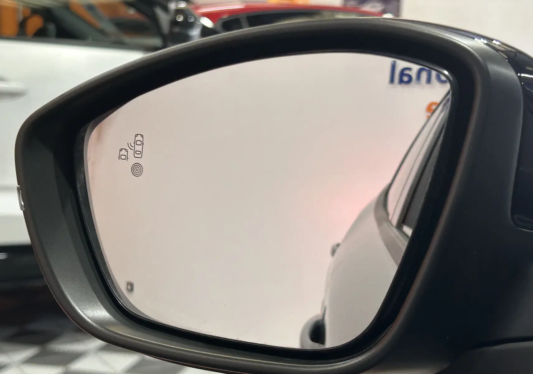 Rétroviseur extérieur droit du Peugeot 2008 gris Selenium, vue rapprochée avec reflet de la portière arrière.