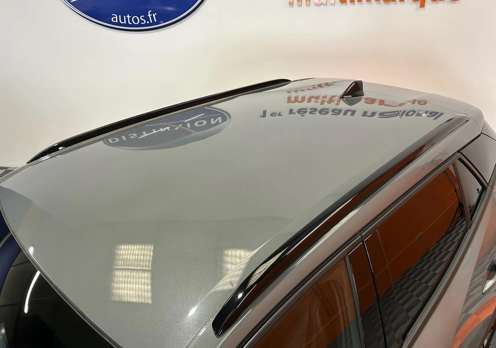 Toit gris Selenium en vue plongeante du Peugeot 2008 II Ph.2 Allure Hybrid avec barres de toit noires et antenne requin.