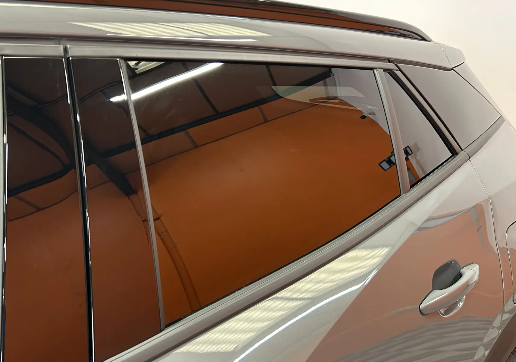 Vue latérale droite sur la porte arrière gris Selenium du Peugeot 2008 II Ph.2 Allure Hybrid 145 suréquipé.