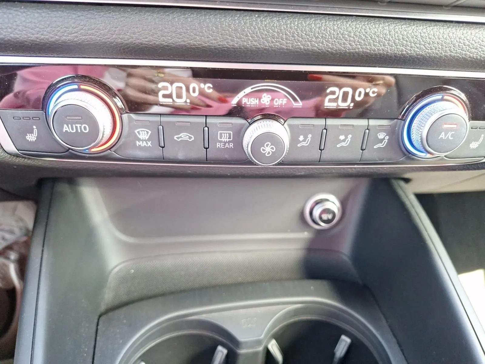 Vue rapprochée de la console centrale de l’Audi A3 2017, montrant les commandes de climatisation automatique avec affichage digital.