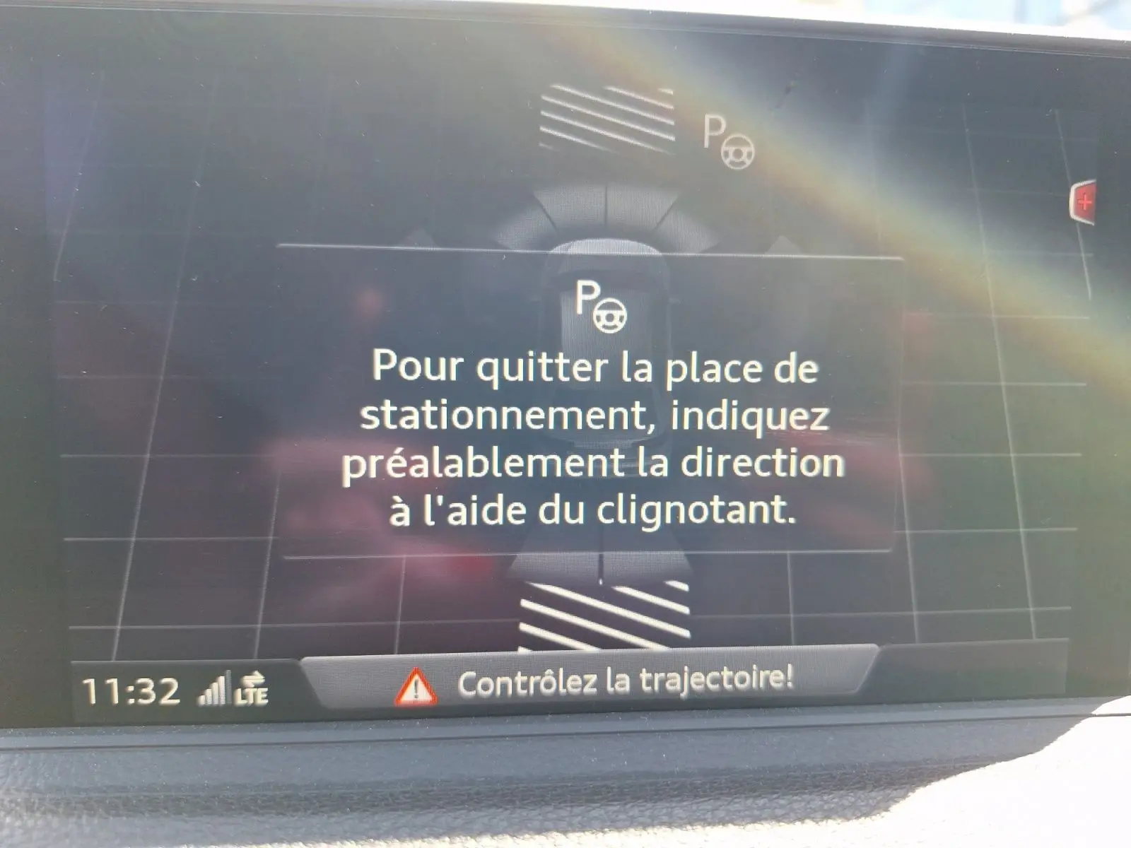 Écran central de l’Audi A3 gris montrant l’interface du Park Assist avec instructions de stationnement.