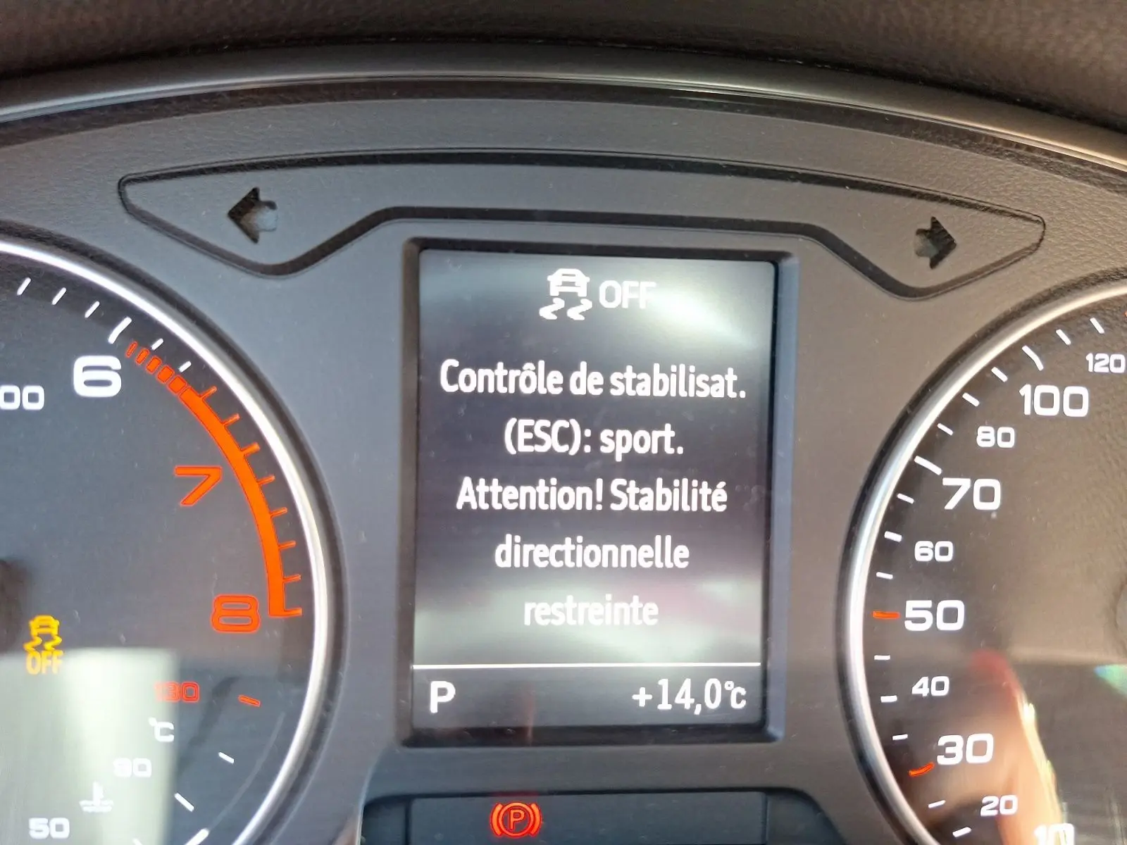 Tableau de bord d'Audi A3 gris 2017, affichage central indiquant le contrôle de stabilité en mode sport désactivé.
