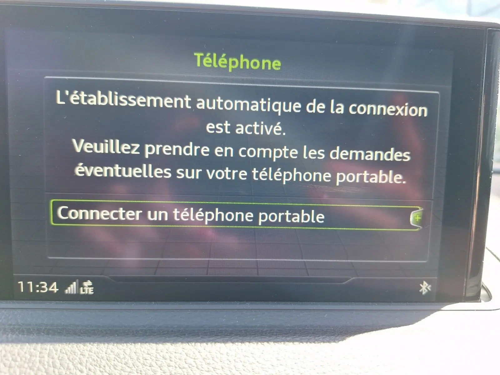 Écran central de l'Audi A3 2.0 TFSI 2017 affichant la connexion Bluetooth pour téléphone portable.