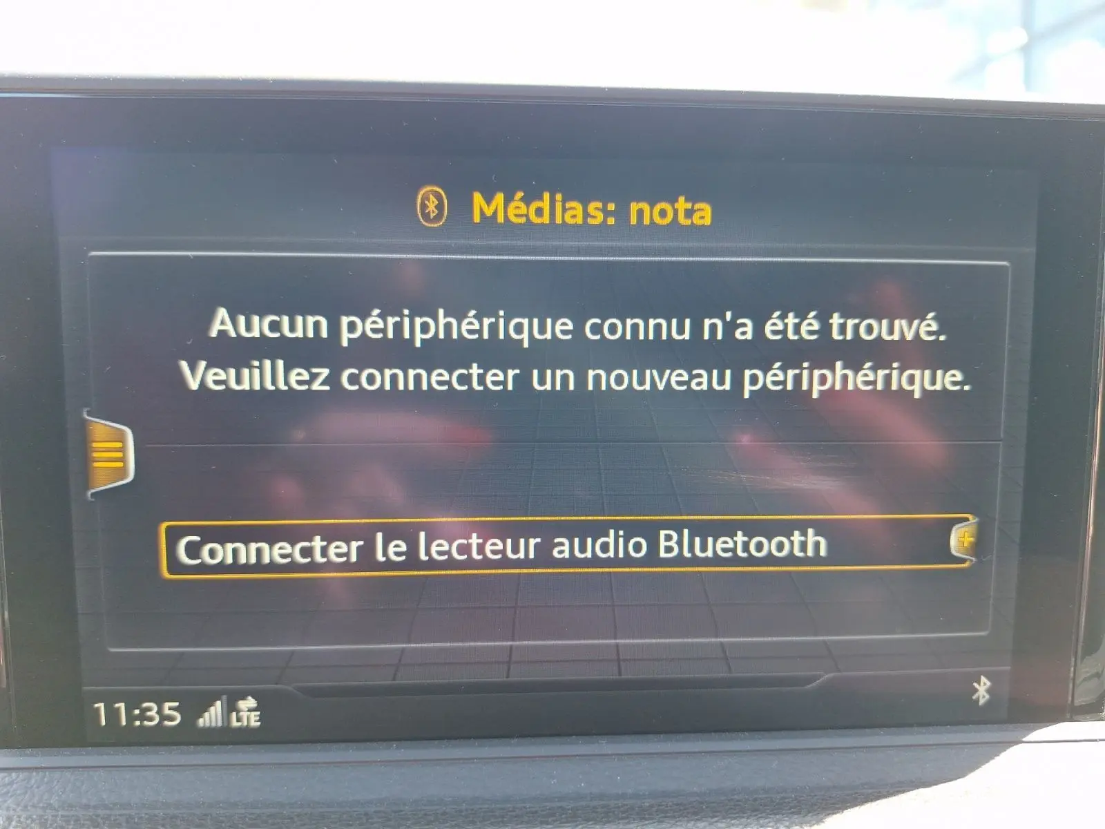 Écran multimédia de l’Audi A3 2017 affichant un message de connexion Bluetooth, vue intérieure centrale.