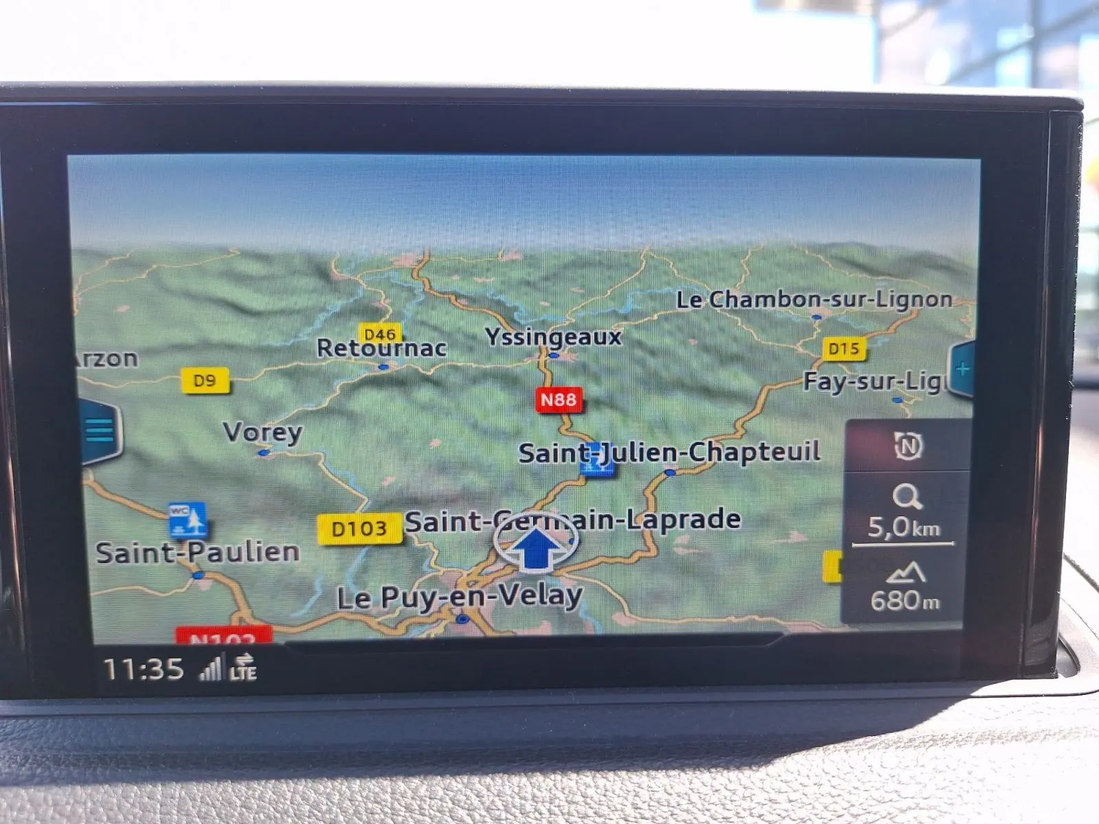 Écran GPS intégré de l’Audi A3 2.0 TFSI S Line 2017, affichant une carte routière en couleur.