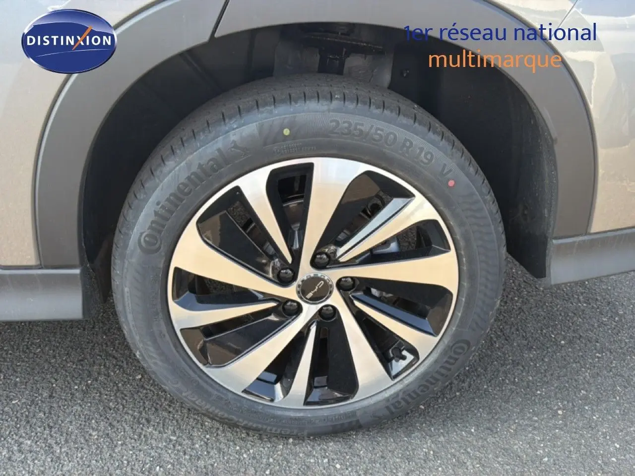 Gros plan sur la roue avant droite du BYD SEAL U 2026 en couleur Time Grey avec jante alliage bicolore.
