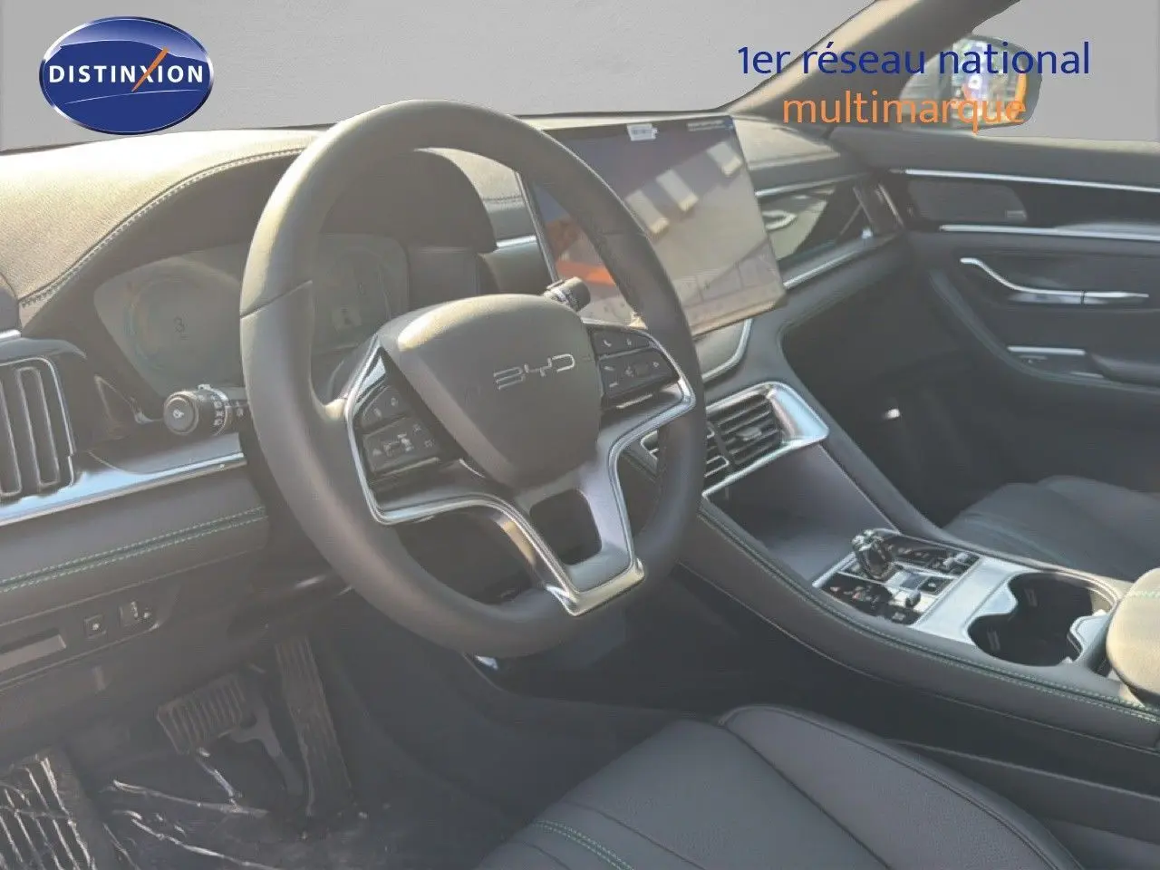 Intérieur du BYD SEAL U 2026 en vue côté conducteur, volant multifonction et écran tactile central visibles.