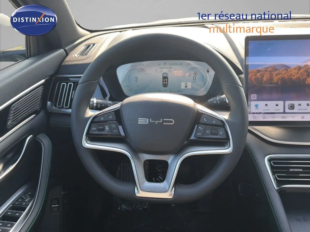 Vue intérieure centrée sur le volant BYD du SEAL U 2026 avec tableau de bord numérique et écran tactile.