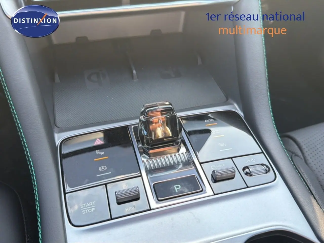 Gros plan sur la console centrale du BYD SEAL U 2026 avec levier de vitesses transparent et coutures vertes.