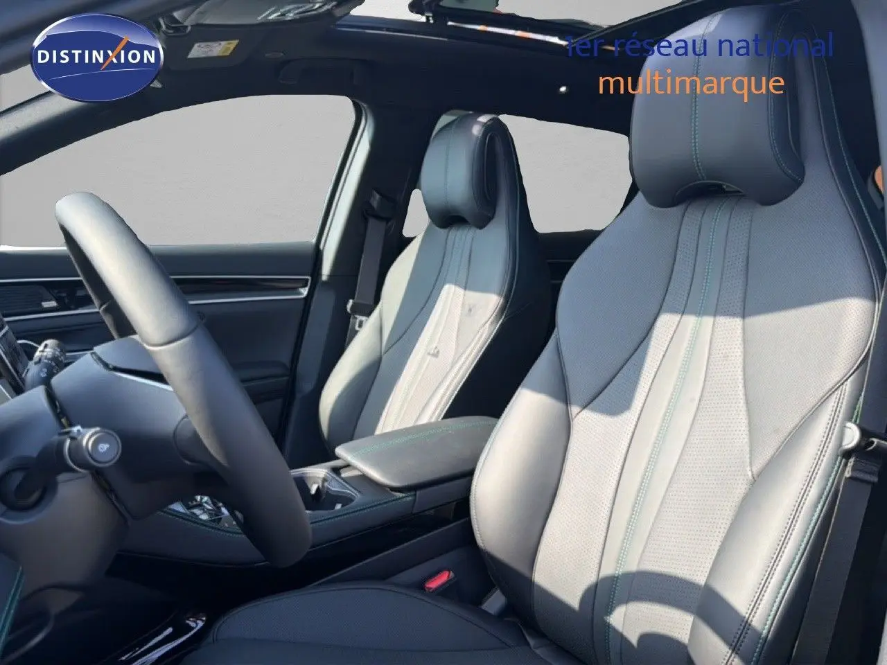 Vue intérieure côté conducteur du BYD SEAL U 2026, sièges en cuir noir avec surpiqûres contrastantes et volant visible.