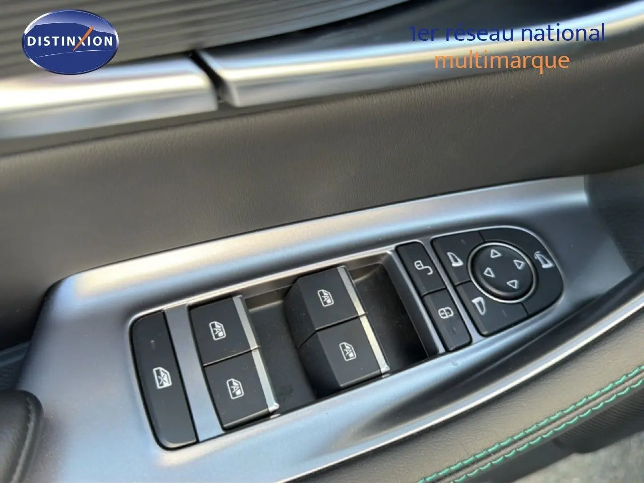 Gros plan sur les commandes des vitres et rétroviseurs côté conducteur du BYD SEAL U 2026 en finition TIME GREY.