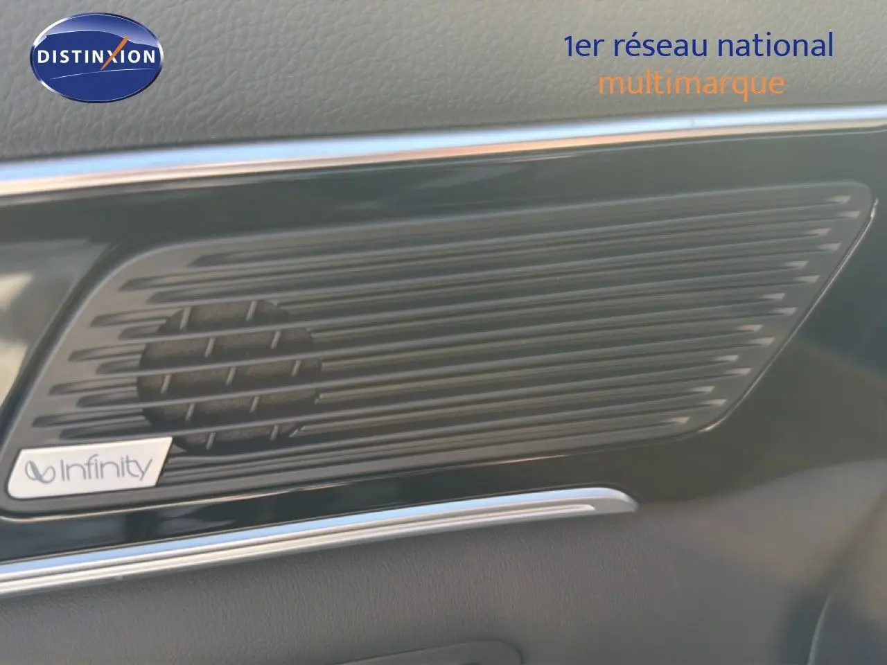 Gros plan sur la grille de haut-parleur Infinity intégrée à la porte intérieure du BYD SEAL U gris TIME GREY.