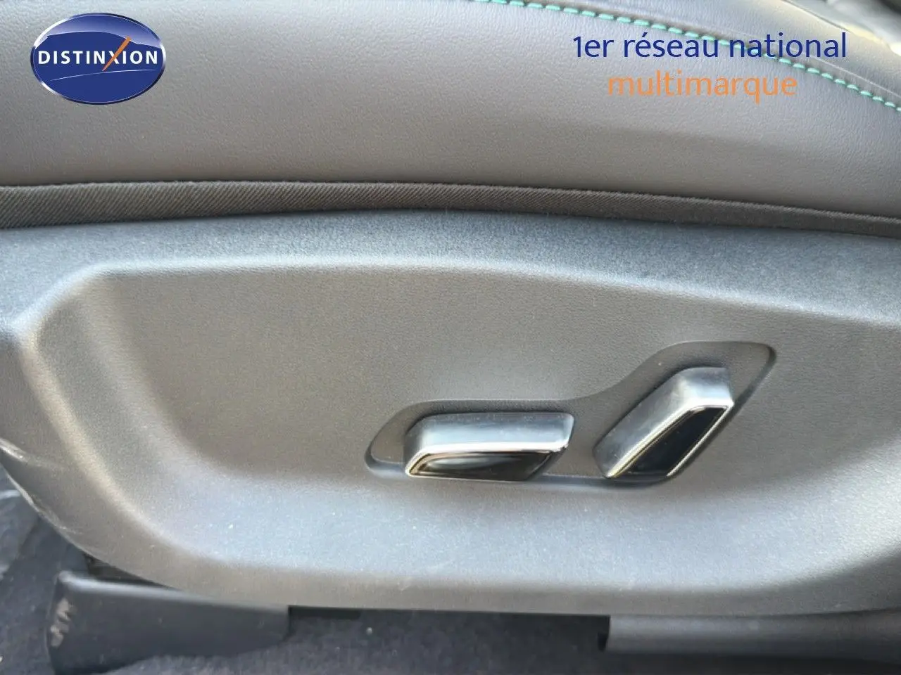 Détail des commandes de réglage électrique du siège en cuir noir dans un BYD SEAL U 2026.