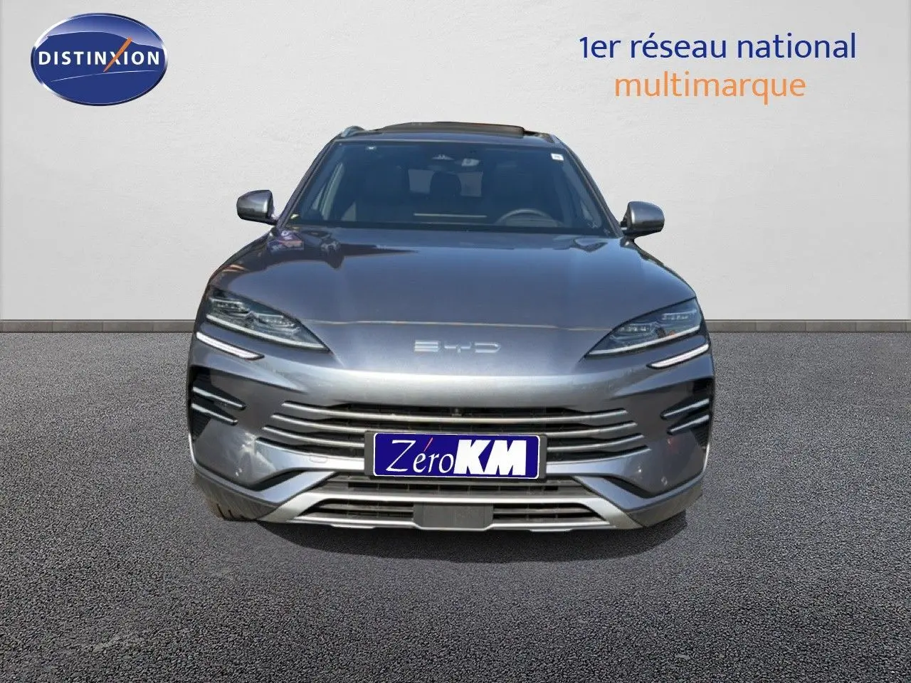 Vue avant d'un BYD SEAL U 1.5L DM-I gris TIME GREY, avec calandre horizontale et phares LED fins.