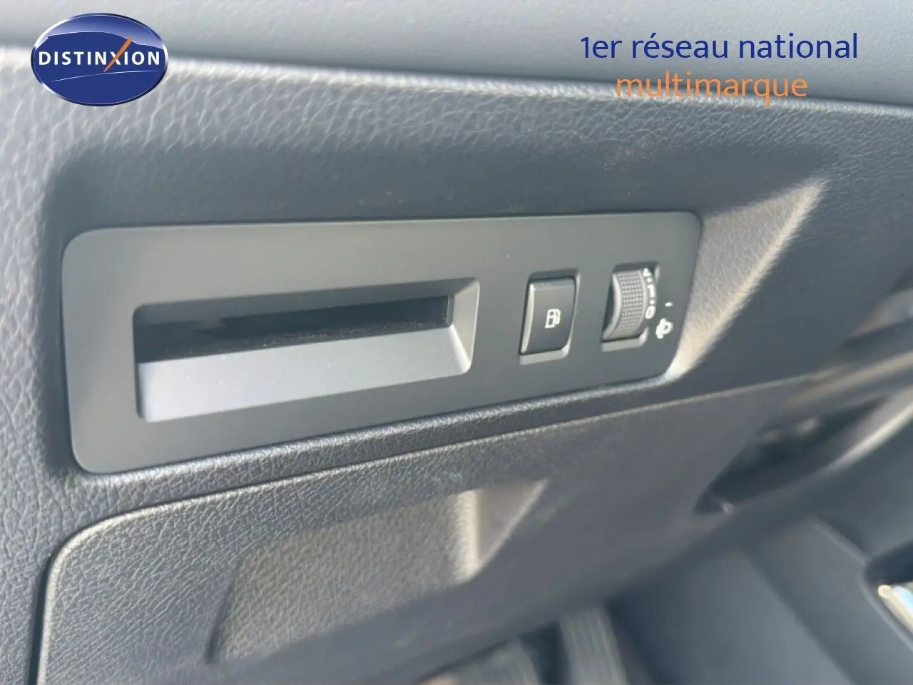 Détail intérieur montrant les commandes d'ouverture du coffre et de réglage des phares sur un BYD SEAL U gris TIME GREY.