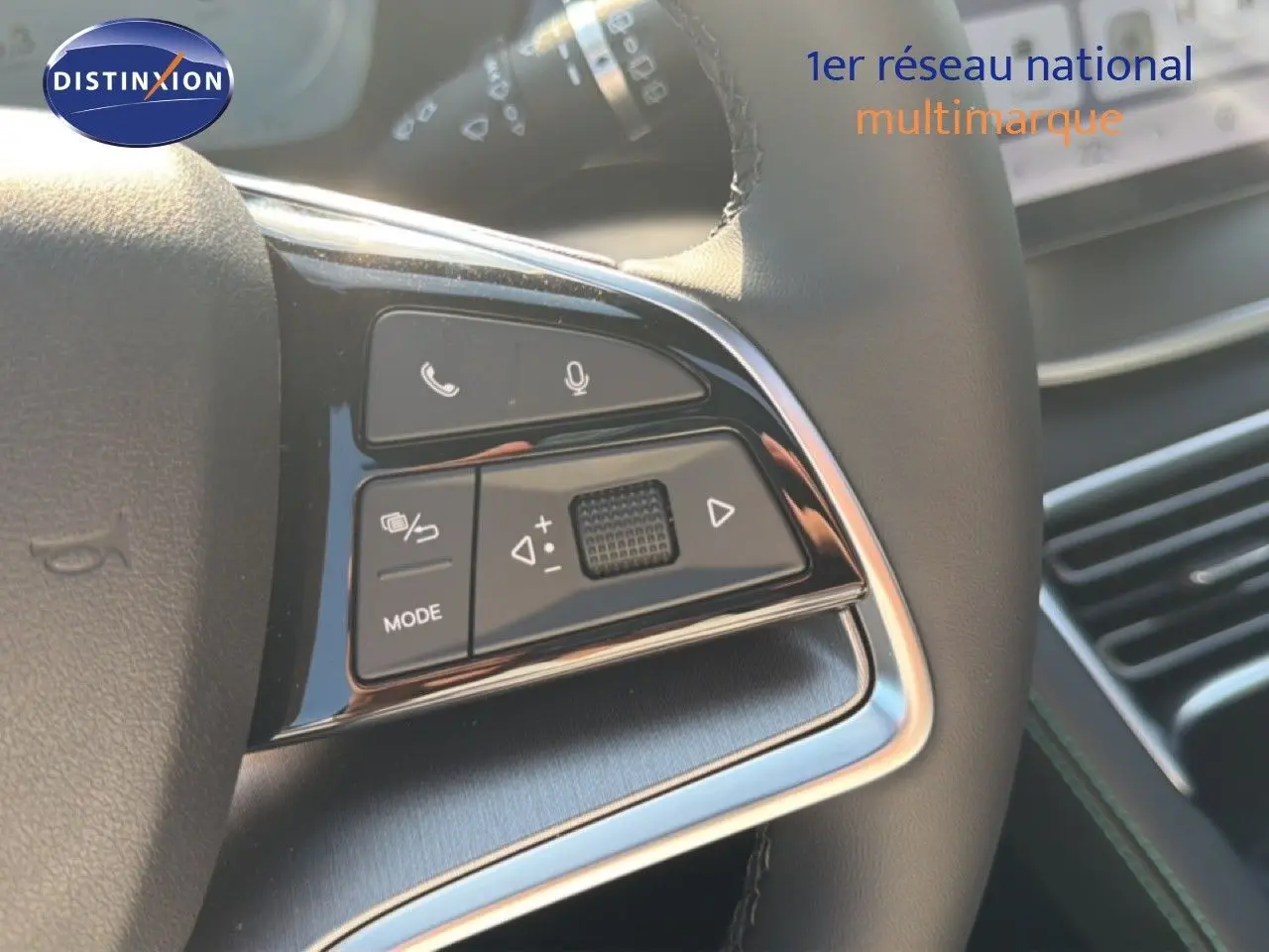 Gros plan sur les commandes au volant du BYD SEAL U 2026 en couleur Time Grey, avec finition brillante et cuir noir visible.