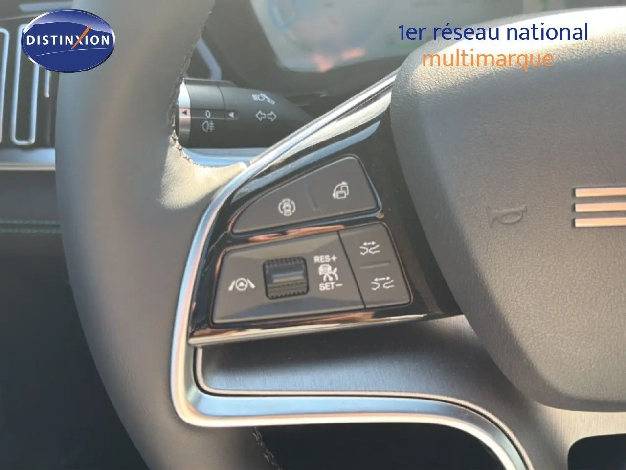 Gros plan sur les commandes au volant du BYD SEAL U 2026, finition noire avec insertions chromées.
