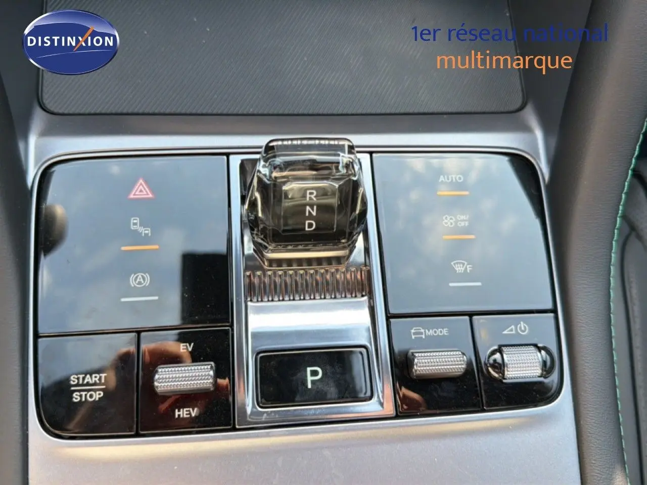 Gros plan sur la console centrale du BYD SEAL U 2026 avec levier de vitesses cristal et commandes tactiles noires.