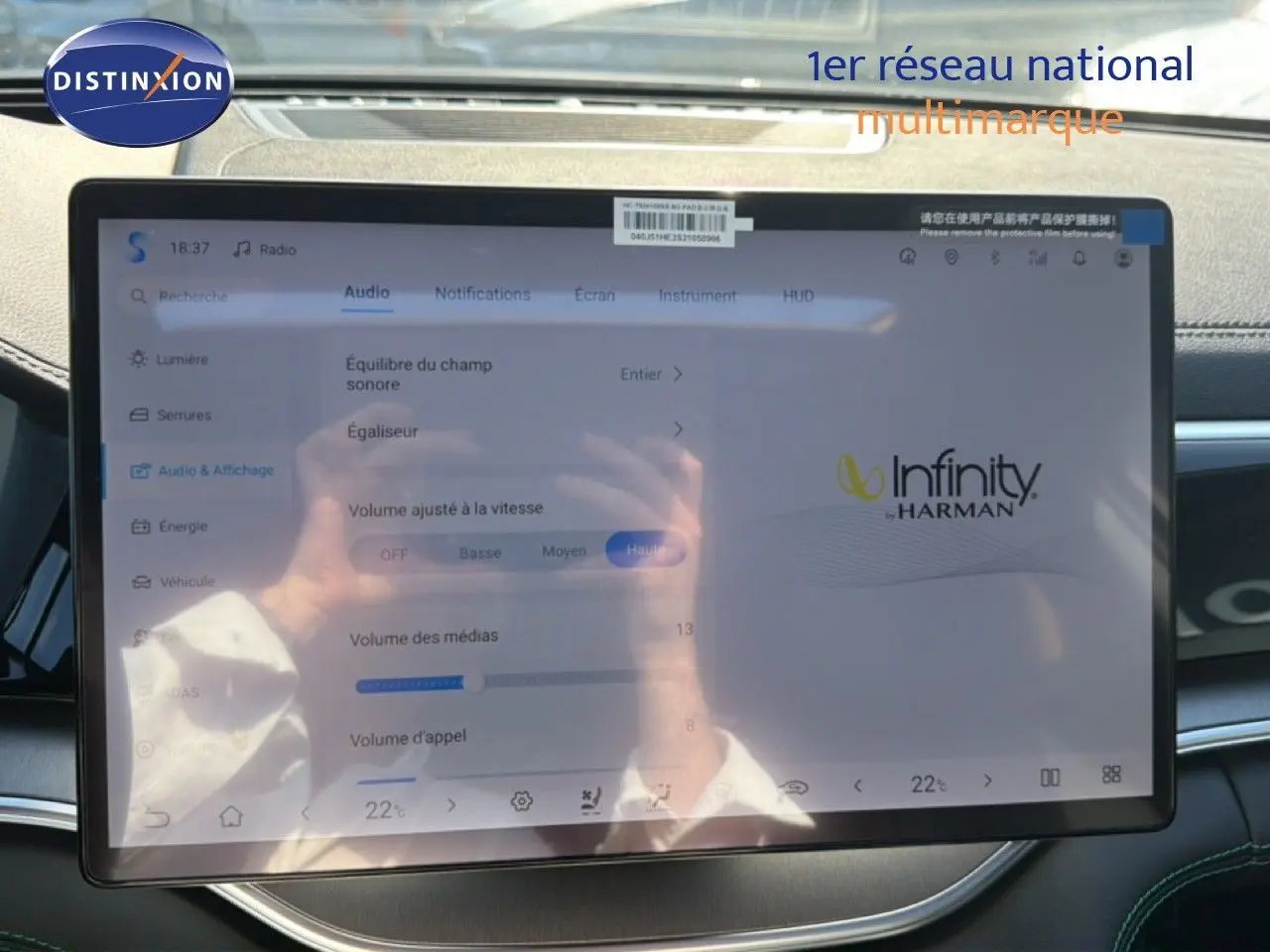 Écran tactile central affichant les réglages audio Infinity Harman dans l'habitacle du BYD SEAL U gris TIME GREY.