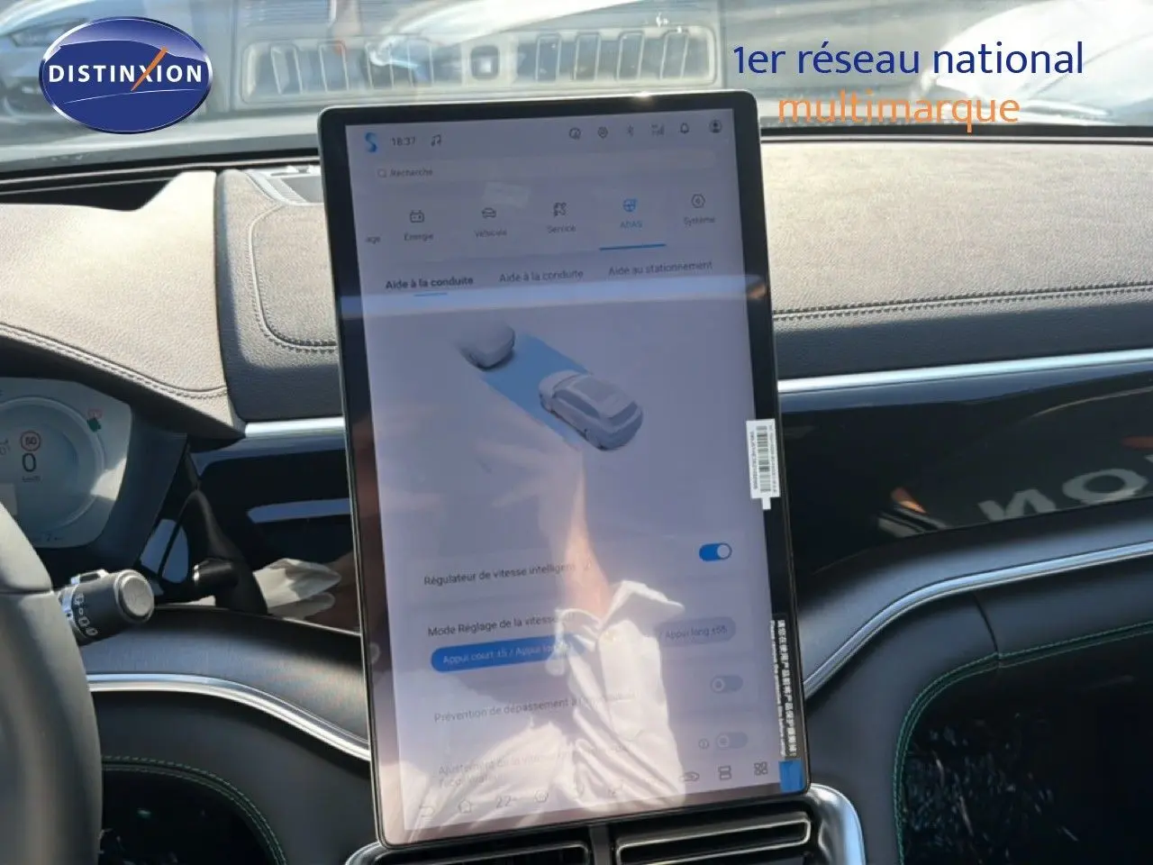 Vue intérieure du tableau de bord du BYD SEAL U 2026 avec écran tactile central vertical et finitions noires.