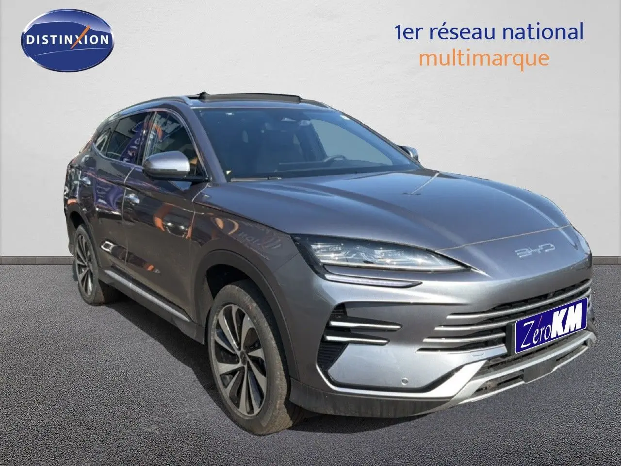 Vue 3/4 avant du BYD SEAL U 2026 en gris TIME GREY, avec calandre épurée et jantes bi-ton distinctives.