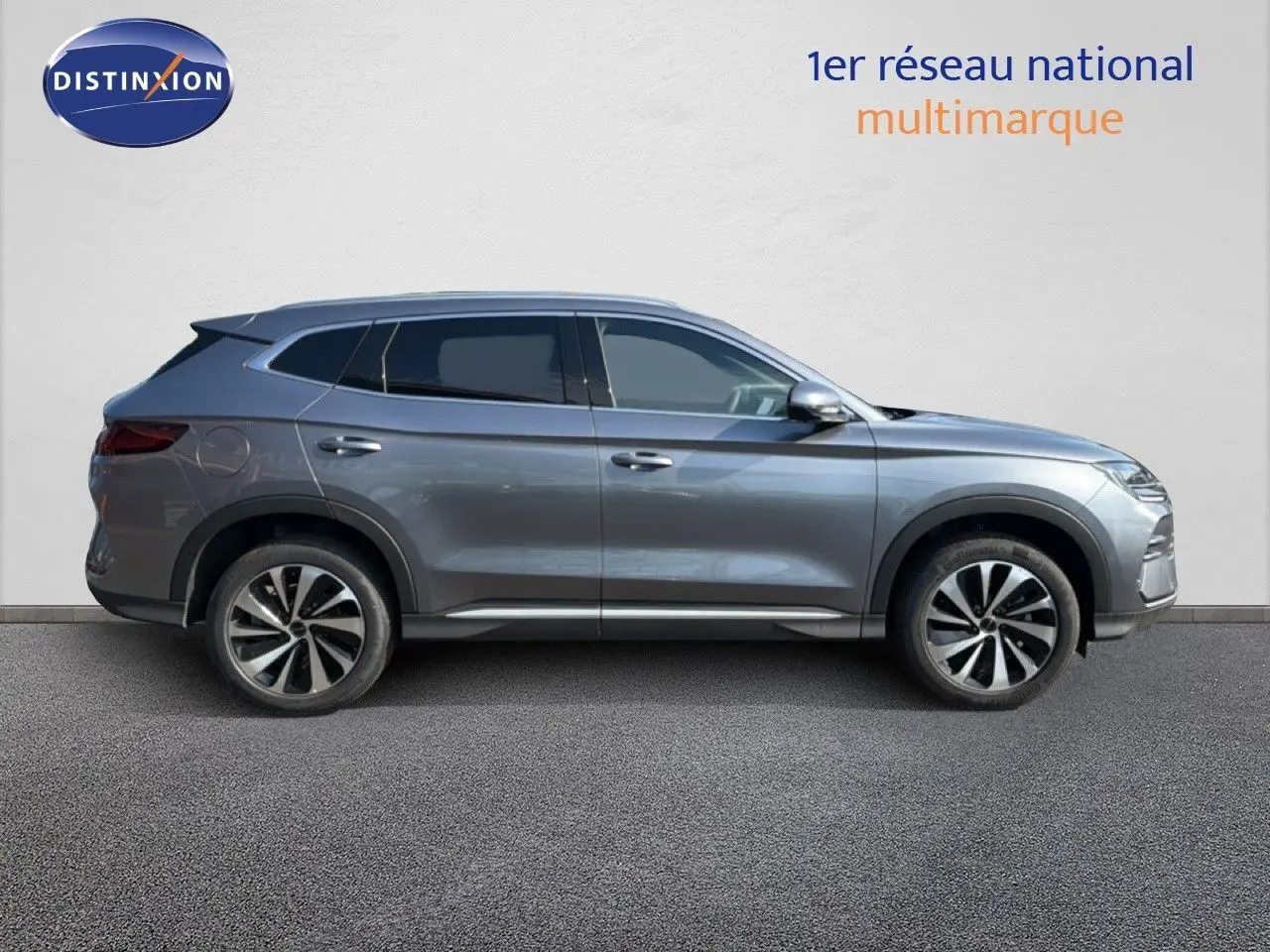 Vue de profil côté gauche d'un SUV BYD SEAL U hybride rechargeable en gris Time Grey sur fond neutre.