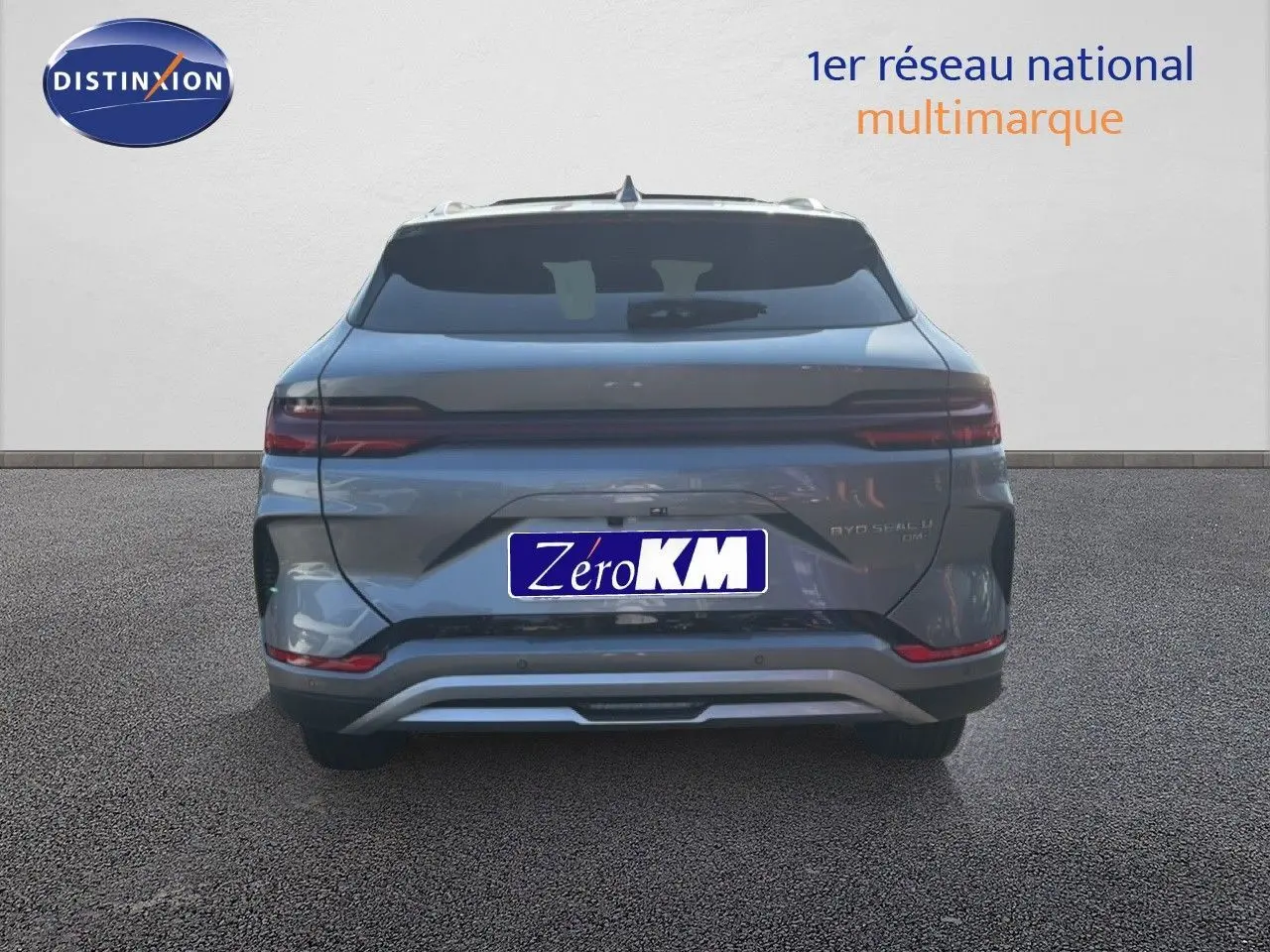 Vue arrière du BYD SEAL U 1.5L DM-I gris Time Grey, soulignant ses feux horizontaux et son design épuré.