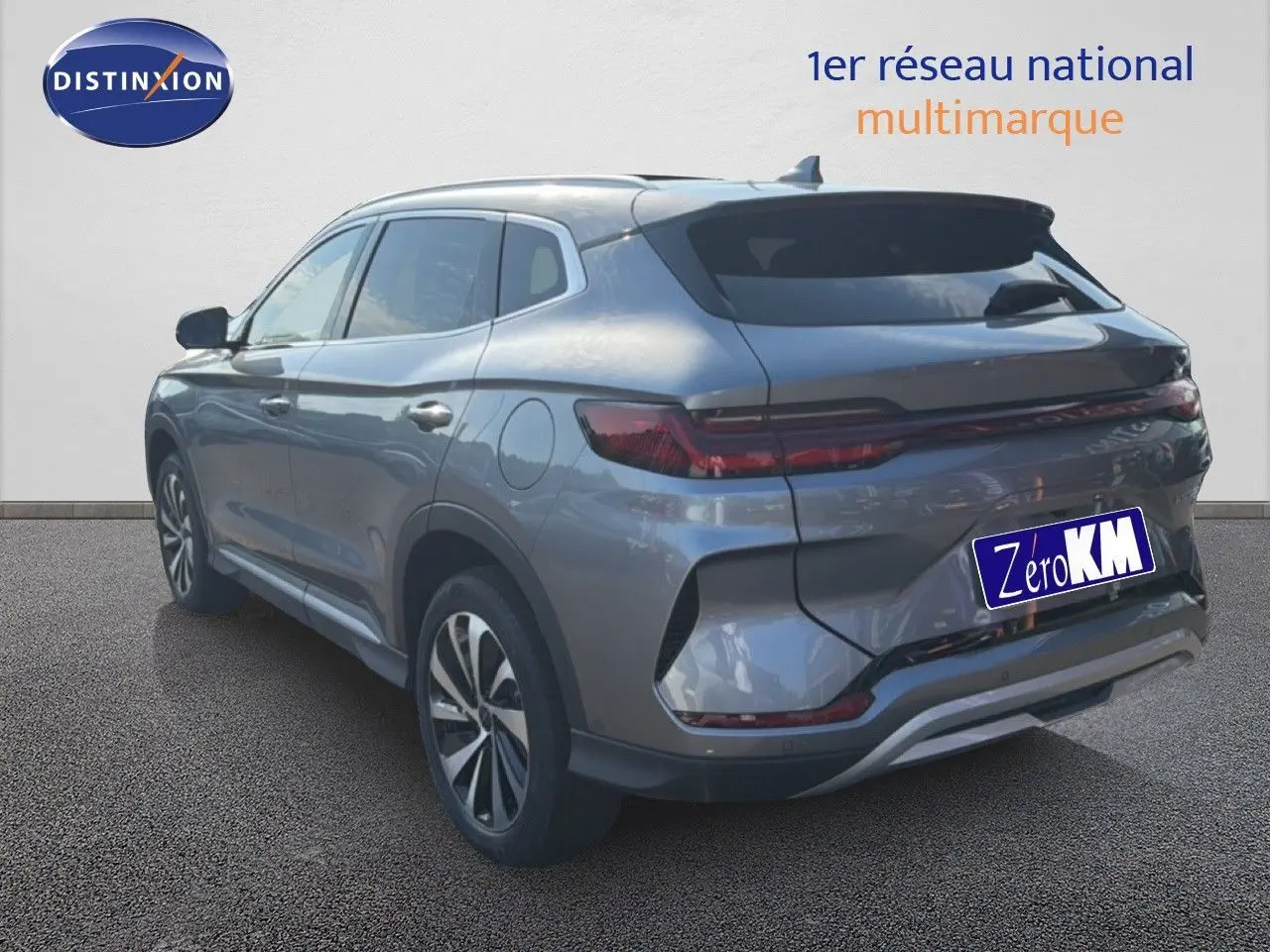 Vue 3/4 arrière droite d’un BYD SEAL U hybride rechargeable gris Time Grey avec feux arrière étirés et jantes bi-ton.