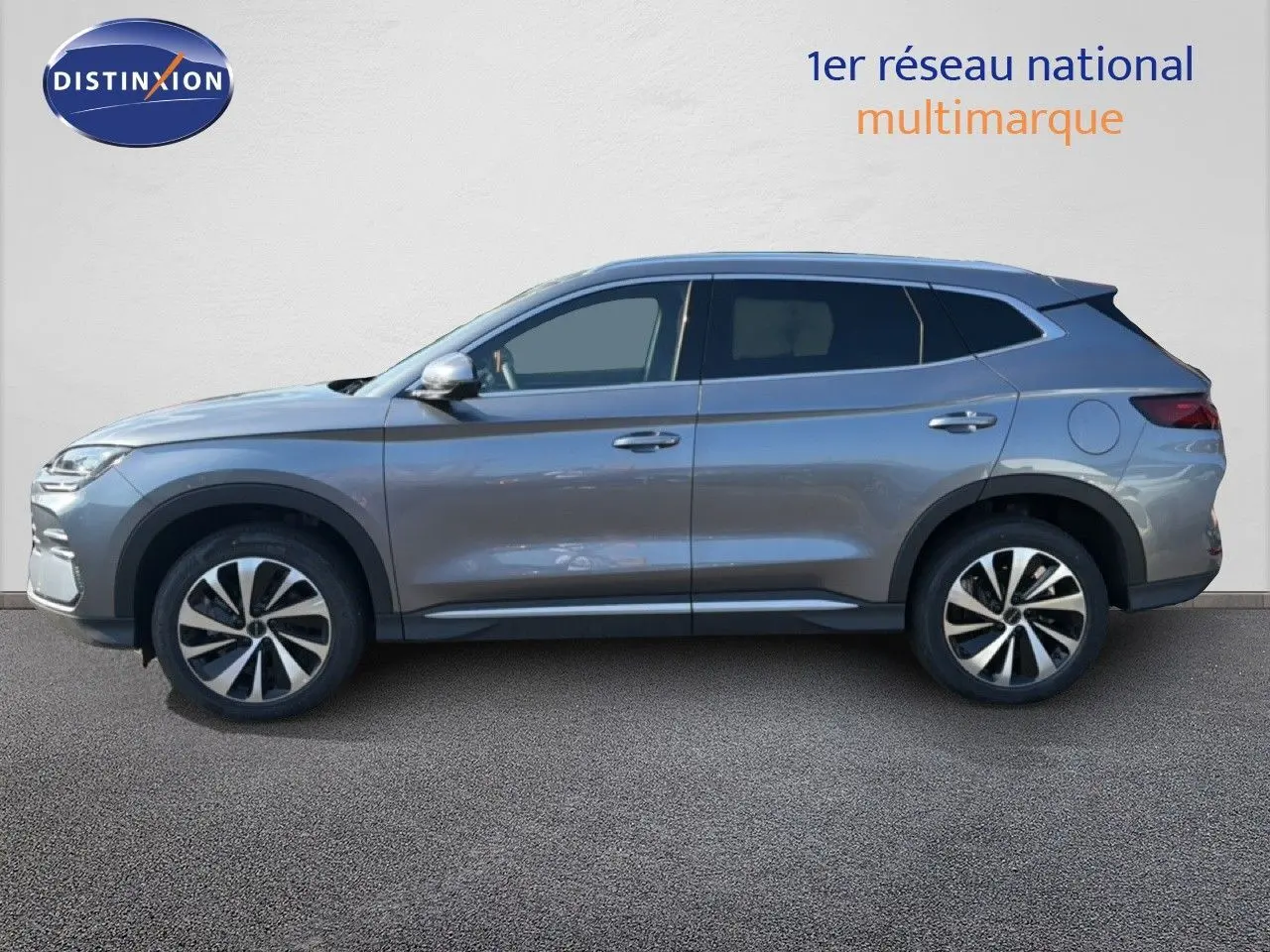 Vue de profil côté gauche du SUV BYD SEAL U hybride rechargeable en gris Time Grey, avec jantes bi-ton et lignes épurées.