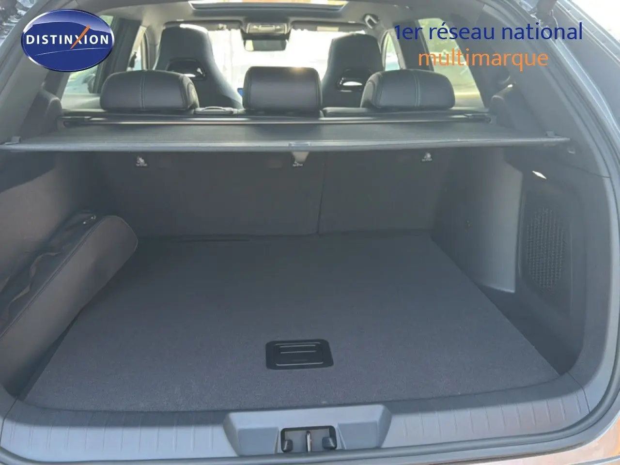 Vue intérieure du coffre spacieux du BYD SEAL U 2026 en gris TIME GREY, avec banquette arrière et cache-bagages visibles.