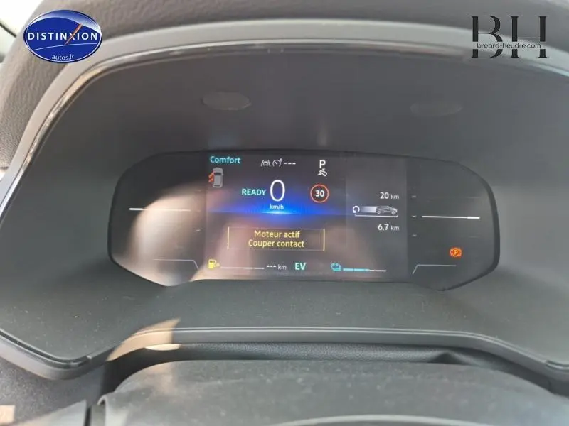 Tableau de bord numérique du Renault Captur 2025 affichant la vitesse à 0 km/h et alertes moteur, vue frontale intérieure.