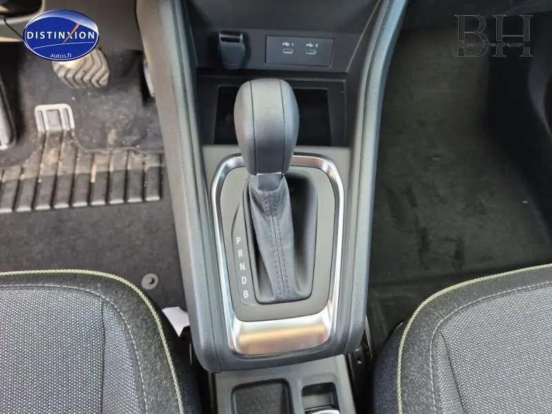 Le levier de vitesses automatique noir vu de dessus dans l'habitacle du Renault Captur gris Rafale métallisé.