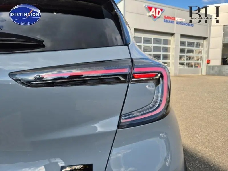 Gros plan sur le feu arrière droit du Renault Captur 1.6 E-Tech gris Rafale métallisé avec détails LED distinctifs.