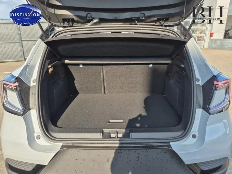 Coffre ouvert vu de l'arrière d'un Renault Captur 2025 gris Rafale métallisé avec feux arrière LED visibles.