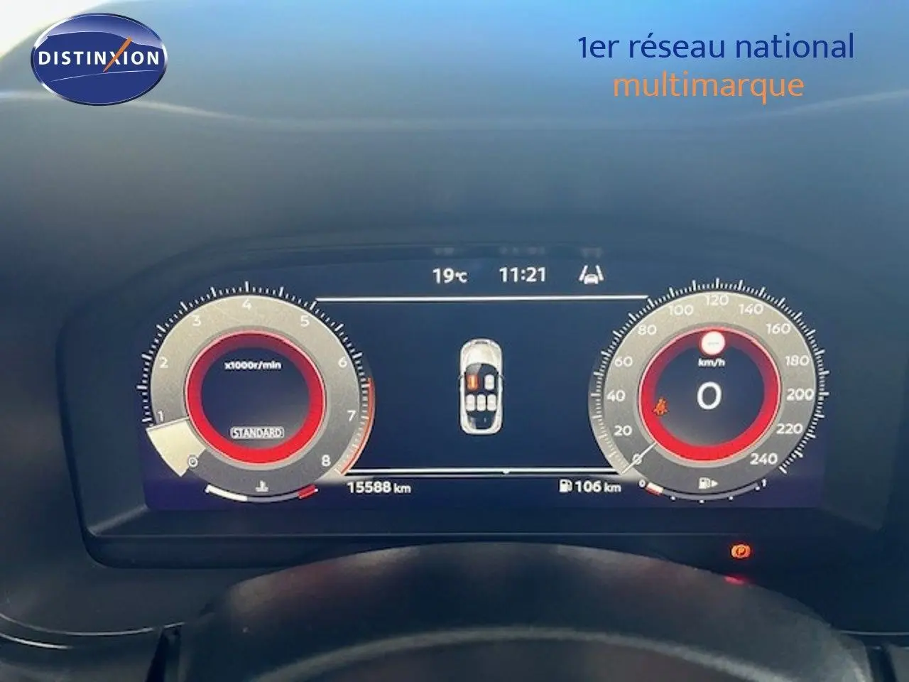 Vue rapprochée du tableau de bord numérique du Nissan Juke 2025, affichant la vitesse à 0 km/h et le compte-tours.
